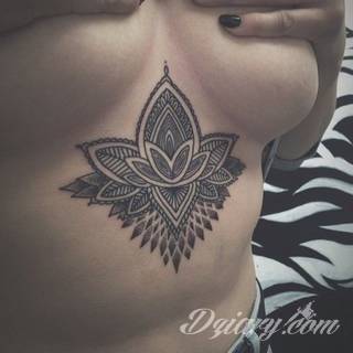 Tatuaże pod biustem zyskują wiele fanek. Miejsce pod piersiami jest idealne na tatuaż, który wręcz uderza w zmysły. Ukryty, ale kuszący, graficzny lub ograniczony do osobistego napisu. Tworzy ciekawą kompozycję z tatuażami między piersiami. 