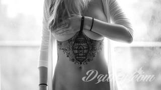 Tatuaże pod biustem zyskują wiele fanek. Miejsce pod piersiami jest idealne na tatuaż, który wręcz uderza w zmysły. Ukryty, ale kuszący, graficzny lub ograniczony do osobistego napisu. Tworzy ciekawą kompozycję z tatuażami między piersiami. 