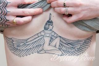 Tatuaże pod biustem zyskują wiele fanek. Miejsce pod piersiami jest idealne na tatuaż, który wręcz uderza w zmysły. Ukryty, ale kuszący, graficzny lub ograniczony do osobistego napisu. Tworzy ciekawą kompozycję z tatuażami między piersiami. 