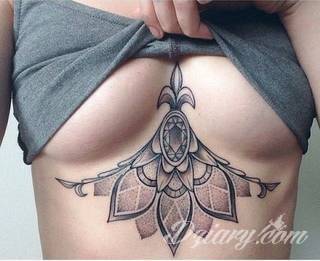 Tatuaże pod biustem zyskują wiele fanek. Miejsce pod piersiami jest idealne na tatuaż, który wręcz uderza w zmysły. Ukryty, ale kuszący, graficzny lub ograniczony do osobistego napisu. Tworzy ciekawą kompozycję z tatuażami między piersiami. 