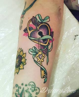 Fantazja, jaką dają wzory polinezyjskie jest ograniczona wyłącznie wyobraźnią. Tatuaże etniczne Maori to plemienne grafiki sięgające do wyjątkowych tradycji graficznych z rejonu wysp pacyficznych - jakże egzotyczne w dzisiejszych realiach. 