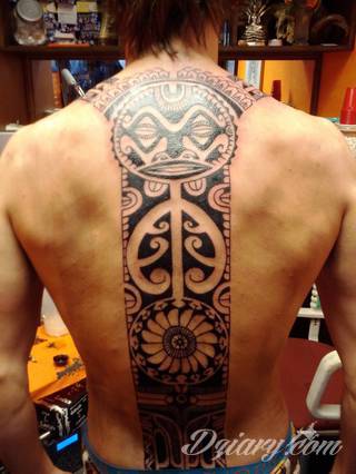 Fantazja, jaką dają wzory polinezyjskie jest ograniczona wyłącznie wyobraźnią. Tatuaże etniczne Maori to plemienne grafiki sięgające do wyjątkowych tradycji graficznych z rejonu wysp pacyficznych - jakże egzotyczne w dzisiejszych realiach. 