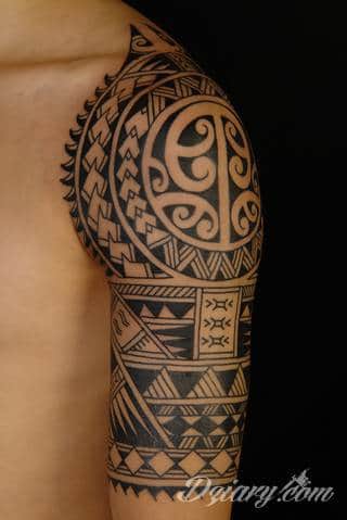 Fantazja, jaką dają wzory polinezyjskie jest ograniczona wyłącznie wyobraźnią. Tatuaże etniczne Maori to plemienne grafiki sięgające do wyjątkowych tradycji graficznych z rejonu wysp pacyficznych - jakże egzotyczne w dzisiejszych realiach. 