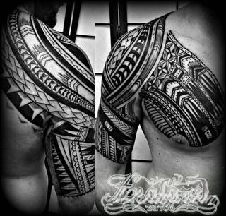 Fantazja, jaką dają wzory polinezyjskie jest ograniczona wyłącznie wyobraźnią. Tatuaże etniczne Maori to plemienne grafiki sięgające do wyjątkowych tradycji graficznych z rejonu wysp pacyficznych - jakże egzotyczne w dzisiejszych realiach. 