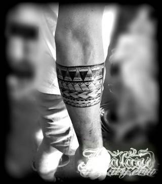 Fantazja, jaką dają wzory polinezyjskie jest ograniczona wyłącznie wyobraźnią. Tatuaże etniczne Maori to plemienne grafiki sięgające do wyjątkowych tradycji graficznych z rejonu wysp pacyficznych - jakże egzotyczne w dzisiejszych realiach. 