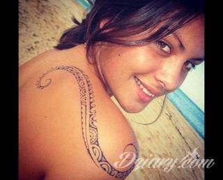 Fantazja, jaką dają wzory polinezyjskie jest ograniczona wyłącznie wyobraźnią. Tatuaże etniczne Maori to plemienne grafiki sięgające do wyjątkowych tradycji graficznych z rejonu wysp pacyficznych - jakże egzotyczne w dzisiejszych realiach. 