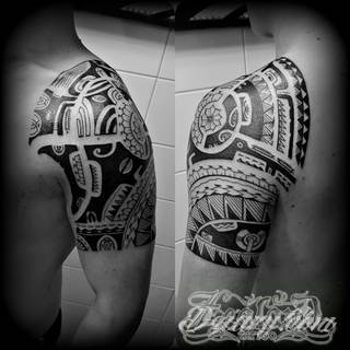 Fantazja, jaką dają wzory polinezyjskie jest ograniczona wyłącznie wyobraźnią. Tatuaże etniczne Maori to plemienne grafiki sięgające do wyjątkowych tradycji graficznych z rejonu wysp pacyficznych - jakże egzotyczne w dzisiejszych realiach. 