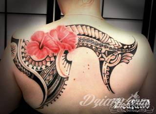 Fantazja, jaką dają wzory polinezyjskie jest ograniczona wyłącznie wyobraźnią. Tatuaże etniczne Maori to plemienne grafiki sięgające do wyjątkowych tradycji graficznych z rejonu wysp pacyficznych - jakże egzotyczne w dzisiejszych realiach. 