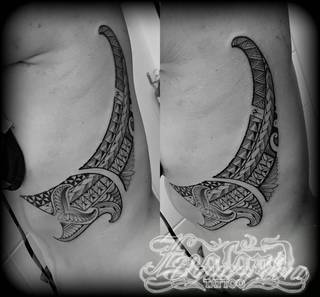 Fantazja, jaką dają wzory polinezyjskie jest ograniczona wyłącznie wyobraźnią. Tatuaże etniczne Maori to plemienne grafiki sięgające do wyjątkowych tradycji graficznych z rejonu wysp pacyficznych - jakże egzotyczne w dzisiejszych realiach. 