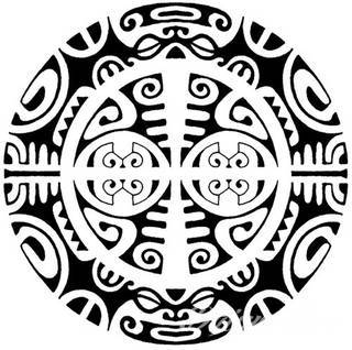 Fantazja, jaką dają wzory polinezyjskie jest ograniczona wyłącznie wyobraźnią. Tatuaże etniczne Maori to plemienne grafiki sięgające do wyjątkowych tradycji graficznych z rejonu wysp pacyficznych - jakże egzotyczne w dzisiejszych realiach. 