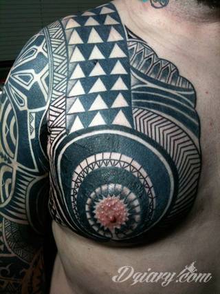 Fantazja, jaką dają wzory polinezyjskie jest ograniczona wyłącznie wyobraźnią. Tatuaże etniczne Maori to plemienne grafiki sięgające do wyjątkowych tradycji graficznych z rejonu wysp pacyficznych - jakże egzotyczne w dzisiejszych realiach. 