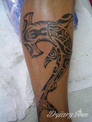 Fantazja, jaką dają wzory polinezyjskie jest ograniczona wyłącznie wyobraźnią. Tatuaże etniczne Maori to plemienne grafiki sięgające do wyjątkowych tradycji graficznych z rejonu wysp pacyficznych - jakże egzotyczne w dzisiejszych realiach. 