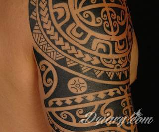 Fantazja, jaką dają wzory polinezyjskie jest ograniczona wyłącznie wyobraźnią. Tatuaże etniczne Maori to plemienne grafiki sięgające do wyjątkowych tradycji graficznych z rejonu wysp pacyficznych - jakże egzotyczne w dzisiejszych realiach. 