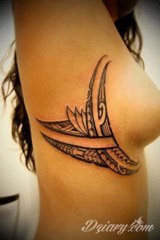 Fantazja, jaką dają wzory polinezyjskie jest ograniczona wyłącznie wyobraźnią. Tatuaże etniczne Maori to plemienne grafiki sięgające do wyjątkowych tradycji graficznych z rejonu wysp pacyficznych - jakże egzotyczne w dzisiejszych realiach. 