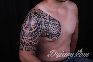 Fantazja, jaką dają wzory polinezyjskie jest ograniczona wyłącznie wyobraźnią. Tatuaże etniczne Maori to plemienne grafiki sięgające do wyjątkowych tradycji graficznych z rejonu wysp pacyficznych - jakże egzotyczne w dzisiejszych realiach. 