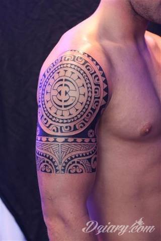 Fantazja, jaką dają wzory polinezyjskie jest ograniczona wyłącznie wyobraźnią. Tatuaże etniczne Maori to plemienne grafiki sięgające do wyjątkowych tradycji graficznych z rejonu wysp pacyficznych - jakże egzotyczne w dzisiejszych realiach. 