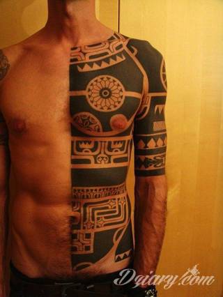 Fantazja, jaką dają wzory polinezyjskie jest ograniczona wyłącznie wyobraźnią. Tatuaże etniczne Maori to plemienne grafiki sięgające do wyjątkowych tradycji graficznych z rejonu wysp pacyficznych - jakże egzotyczne w dzisiejszych realiach. 