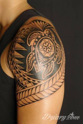 Fantazja, jaką dają wzory polinezyjskie jest ograniczona wyłącznie wyobraźnią. Tatuaże etniczne Maori to plemienne grafiki sięgające do wyjątkowych tradycji graficznych z rejonu wysp pacyficznych - jakże egzotyczne w dzisiejszych realiach. 