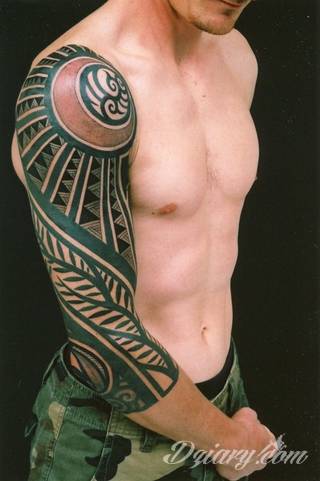 Fantazja, jaką dają wzory polinezyjskie jest ograniczona wyłącznie wyobraźnią. Tatuaże etniczne Maori to plemienne grafiki sięgające do wyjątkowych tradycji graficznych z rejonu wysp pacyficznych - jakże egzotyczne w dzisiejszych realiach. 