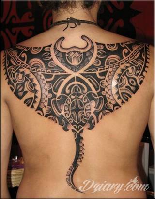 Fantazja, jaką dają wzory polinezyjskie jest ograniczona wyłącznie wyobraźnią. Tatuaże etniczne Maori to plemienne grafiki sięgające do wyjątkowych tradycji graficznych z rejonu wysp pacyficznych - jakże egzotyczne w dzisiejszych realiach. 