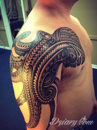 Fantazja, jaką dają wzory polinezyjskie jest ograniczona wyłącznie wyobraźnią. Tatuaże etniczne Maori to plemienne grafiki sięgające do wyjątkowych tradycji graficznych z rejonu wysp pacyficznych - jakże egzotyczne w dzisiejszych realiach. 