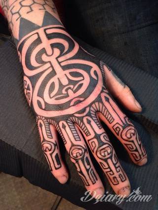 Fantazja, jaką dają wzory polinezyjskie jest ograniczona wyłącznie wyobraźnią. Tatuaże etniczne Maori to plemienne grafiki sięgające do wyjątkowych tradycji graficznych z rejonu wysp pacyficznych - jakże egzotyczne w dzisiejszych realiach. 