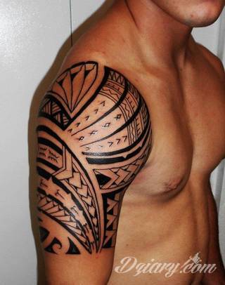 Fantazja, jaką dają wzory polinezyjskie jest ograniczona wyłącznie wyobraźnią. Tatuaże etniczne Maori to plemienne grafiki sięgające do wyjątkowych tradycji graficznych z rejonu wysp pacyficznych - jakże egzotyczne w dzisiejszych realiach. 