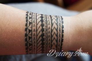 Fantazja, jaką dają wzory polinezyjskie jest ograniczona wyłącznie wyobraźnią. Tatuaże etniczne Maori to plemienne grafiki sięgające do wyjątkowych tradycji graficznych z rejonu wysp pacyficznych - jakże egzotyczne w dzisiejszych realiach. 