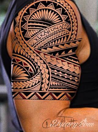 Fantazja, jaką dają wzory polinezyjskie jest ograniczona wyłącznie wyobraźnią. Tatuaże etniczne Maori to plemienne grafiki sięgające do wyjątkowych tradycji graficznych z rejonu wysp pacyficznych - jakże egzotyczne w dzisiejszych realiach. 