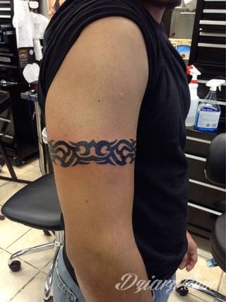 Fantazja, jaką dają wzory polinezyjskie jest ograniczona wyłącznie wyobraźnią. Tatuaże etniczne Maori to plemienne grafiki sięgające do wyjątkowych tradycji graficznych z rejonu wysp pacyficznych - jakże egzotyczne w dzisiejszych realiach. 