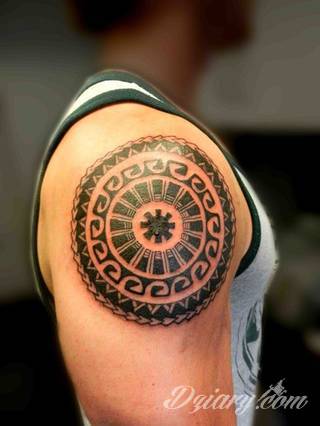 Fantazja, jaką dają wzory polinezyjskie jest ograniczona wyłącznie wyobraźnią. Tatuaże etniczne Maori to plemienne grafiki sięgające do wyjątkowych tradycji graficznych z rejonu wysp pacyficznych - jakże egzotyczne w dzisiejszych realiach. 