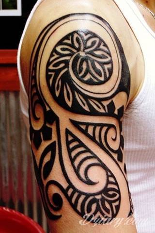 Fantazja, jaką dają wzory polinezyjskie jest ograniczona wyłącznie wyobraźnią. Tatuaże etniczne Maori to plemienne grafiki sięgające do wyjątkowych tradycji graficznych z rejonu wysp pacyficznych - jakże egzotyczne w dzisiejszych realiach. 