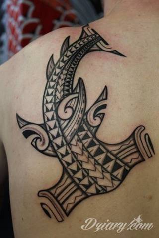 Fantazja, jaką dają wzory polinezyjskie jest ograniczona wyłącznie wyobraźnią. Tatuaże etniczne Maori to plemienne grafiki sięgające do wyjątkowych tradycji graficznych z rejonu wysp pacyficznych - jakże egzotyczne w dzisiejszych realiach. 