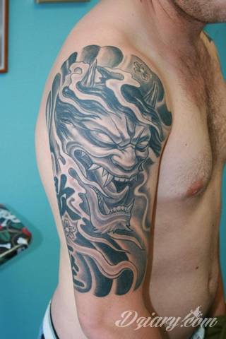 Fantazja, jaką dają wzory polinezyjskie jest ograniczona wyłącznie wyobraźnią. Tatuaże etniczne Maori to plemienne grafiki sięgające do wyjątkowych tradycji graficznych z rejonu wysp pacyficznych - jakże egzotyczne w dzisiejszych realiach. 