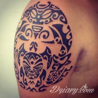 Fantazja, jaką dają wzory polinezyjskie jest ograniczona wyłącznie wyobraźnią. Tatuaże etniczne Maori to plemienne grafiki sięgające do wyjątkowych tradycji graficznych z rejonu wysp pacyficznych - jakże egzotyczne w dzisiejszych realiach. 