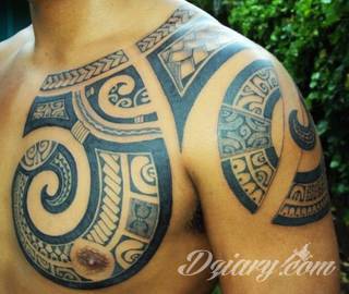Fantazja, jaką dają wzory polinezyjskie jest ograniczona wyłącznie wyobraźnią. Tatuaże etniczne Maori to plemienne grafiki sięgające do wyjątkowych tradycji graficznych z rejonu wysp pacyficznych - jakże egzotyczne w dzisiejszych realiach. 