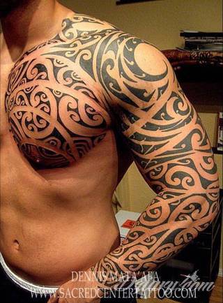 Fantazja, jaką dają wzory polinezyjskie jest ograniczona wyłącznie wyobraźnią. Tatuaże etniczne Maori to plemienne grafiki sięgające do wyjątkowych tradycji graficznych z rejonu wysp pacyficznych - jakże egzotyczne w dzisiejszych realiach. 