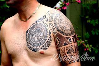 Fantazja, jaką dają wzory polinezyjskie jest ograniczona wyłącznie wyobraźnią. Tatuaże etniczne Maori to plemienne grafiki sięgające do wyjątkowych tradycji graficznych z rejonu wysp pacyficznych - jakże egzotyczne w dzisiejszych realiach. 