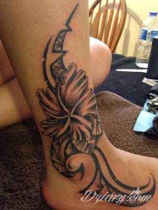 Fantazja, jaką dają wzory polinezyjskie jest ograniczona wyłącznie wyobraźnią. Tatuaże etniczne Maori to plemienne grafiki sięgające do wyjątkowych tradycji graficznych z rejonu wysp pacyficznych - jakże egzotyczne w dzisiejszych realiach. 