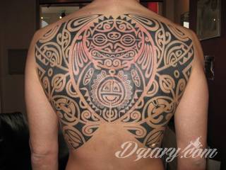 Fantazja, jaką dają wzory polinezyjskie jest ograniczona wyłącznie wyobraźnią. Tatuaże etniczne Maori to plemienne grafiki sięgające do wyjątkowych tradycji graficznych z rejonu wysp pacyficznych - jakże egzotyczne w dzisiejszych realiach. 