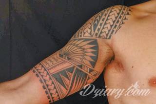 Fantazja, jaką dają wzory polinezyjskie jest ograniczona wyłącznie wyobraźnią. Tatuaże etniczne Maori to plemienne grafiki sięgające do wyjątkowych tradycji graficznych z rejonu wysp pacyficznych - jakże egzotyczne w dzisiejszych realiach. 