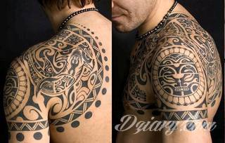 Fantazja, jaką dają wzory polinezyjskie jest ograniczona wyłącznie wyobraźnią. Tatuaże etniczne Maori to plemienne grafiki sięgające do wyjątkowych tradycji graficznych z rejonu wysp pacyficznych - jakże egzotyczne w dzisiejszych realiach. 