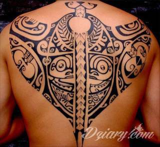 Fantazja, jaką dają wzory polinezyjskie jest ograniczona wyłącznie wyobraźnią. Tatuaże etniczne Maori to plemienne grafiki sięgające do wyjątkowych tradycji graficznych z rejonu wysp pacyficznych - jakże egzotyczne w dzisiejszych realiach. 