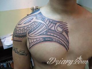 Fantazja, jaką dają wzory polinezyjskie jest ograniczona wyłącznie wyobraźnią. Tatuaże etniczne Maori to plemienne grafiki sięgające do wyjątkowych tradycji graficznych z rejonu wysp pacyficznych - jakże egzotyczne w dzisiejszych realiach. 