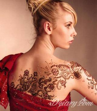 Fantazja, jaką dają wzory polinezyjskie jest ograniczona wyłącznie wyobraźnią. Tatuaże etniczne Maori to plemienne grafiki sięgające do wyjątkowych tradycji graficznych z rejonu wysp pacyficznych - jakże egzotyczne w dzisiejszych realiach. 