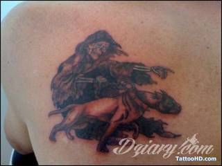 Tatuaże z psami to podkreślenie swojego przywiązania do danej rasy ;psie grafiki na skórze są zazwyczaj lekkie, nieco humorystyczne i okraszone często imieniem ulubionego zwierzęcia z przeszłości. W efekcie tatuaże z psami mogą stanowić idealną pamiątkę na lata. 