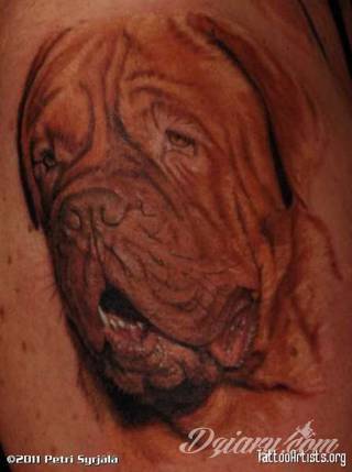 Tatuaże z psami to podkreślenie swojego przywiązania do danej rasy ;psie grafiki na skórze są zazwyczaj lekkie, nieco humorystyczne i okraszone często imieniem ulubionego zwierzęcia z przeszłości. W efekcie tatuaże z psami mogą stanowić idealną pamiątkę na lata. 