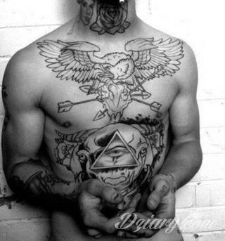 Swoboda, lekkość, unoszenie się gdzieś ponad ziemią - z tym kojarzą się tatuaże z ptakami. Sowy, jaskółki, groźne kondory - wszelkie ptaki są wdzięcznym motywem na rysunki. Szczególnie popularne są wzory tatuaży z ptakami na łopatkach. 