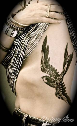 Swoboda, lekkość, unoszenie się gdzieś ponad ziemią - z tym kojarzą się tatuaże z ptakami. Sowy, jaskółki, groźne kondory - wszelkie ptaki są wdzięcznym motywem na rysunki. Szczególnie popularne są wzory tatuaży z ptakami na łopatkach. 