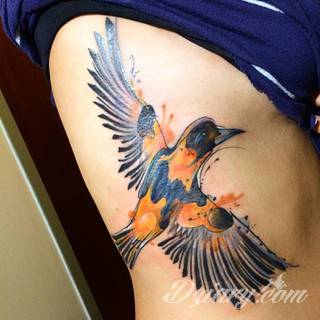 Swoboda, lekkość, unoszenie się gdzieś ponad ziemią - z tym kojarzą się tatuaże z ptakami. Sowy, jaskółki, groźne kondory - wszelkie ptaki są wdzięcznym motywem na rysunki. Szczególnie popularne są wzory tatuaży z ptakami na łopatkach. 